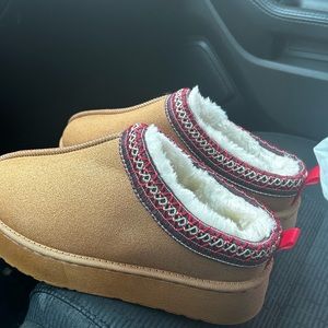 Size 9 brand new Tasman slippers from Amazon.